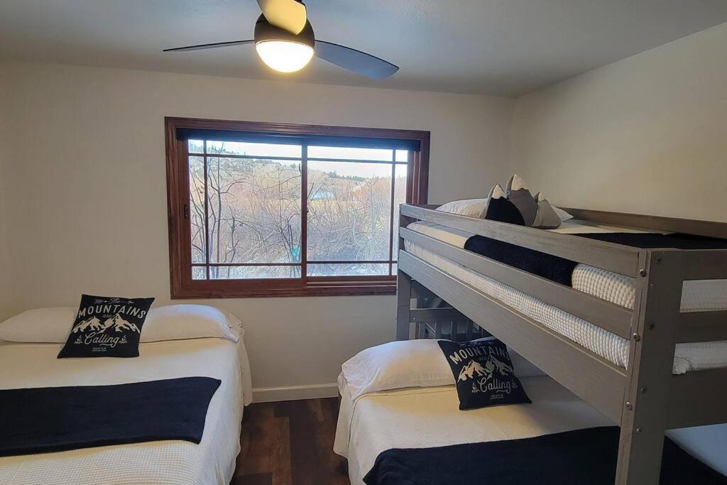 Lakefront Mountain Retreat