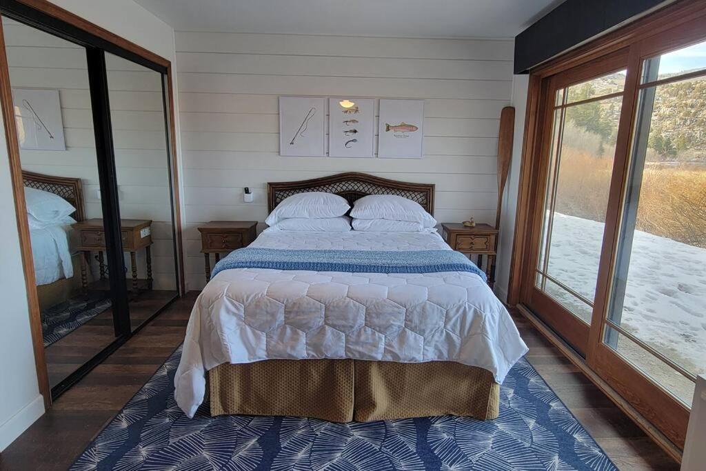 Lakefront Mountain Retreat *