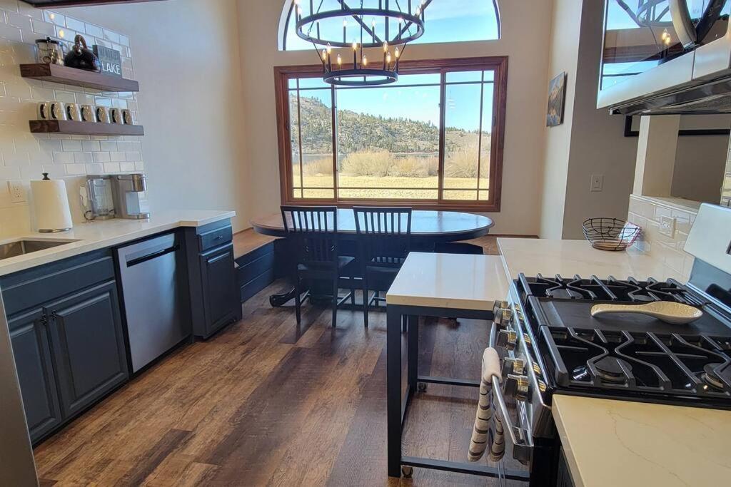 Lakefront Mountain Retreat * June Lake