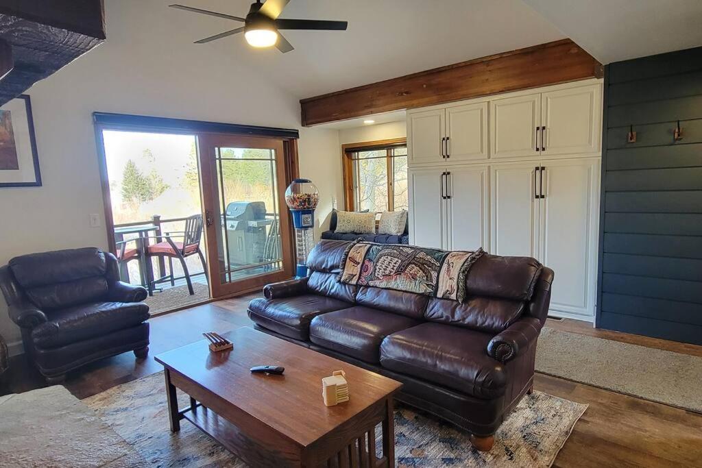 Lakefront Mountain Retreat *