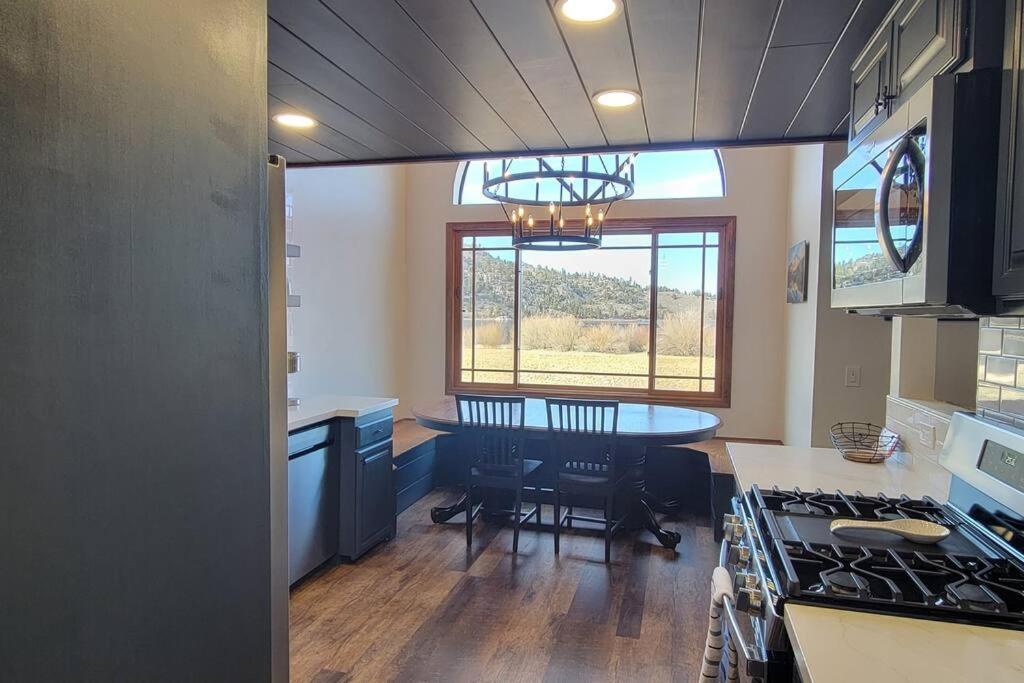 Apartment Lakefront Mountain Retreat